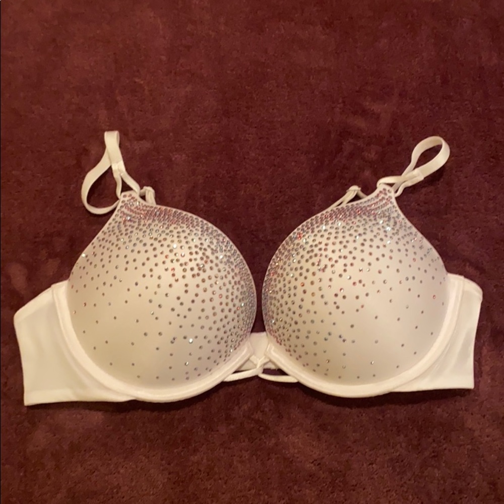 NWOT Victoria’s Secret Miraculous Plunge push-up